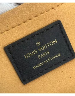 Louis Vuitton On My Side M53826